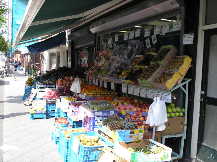 Groentewinkel in Pretoriusstraat Een van de vele groentezaken/supermarkten in de Pretoriusstraat in 2006. 