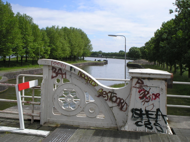 Nieuwe Diep De oude brug/sluis over het oude Merwedekanaal, later verbreed en heet nu Amsterdam Rijnkanaal. Op de achtergrond het Nieuwe Diep. (Foto: 2006, Jo Haen) 