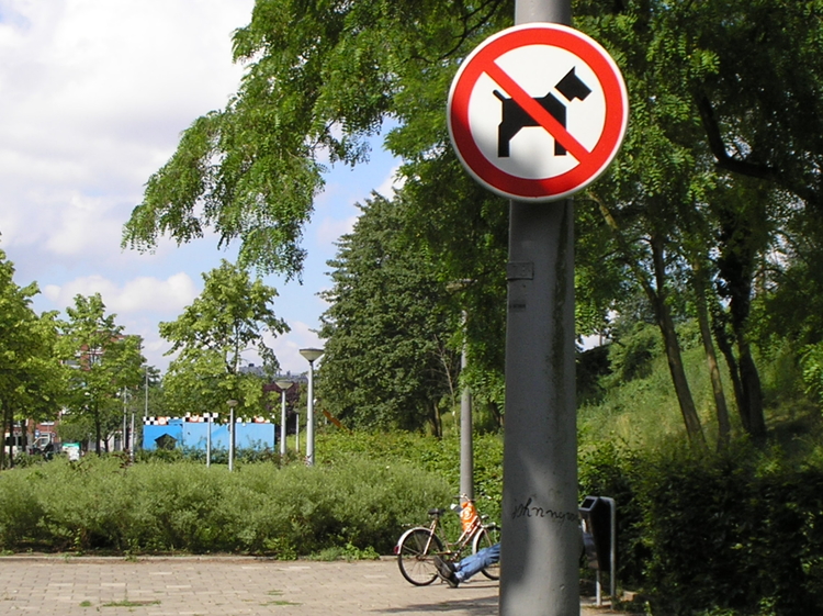 Verboden voor honden. Tugelaweg. Verboden voor honden ! Speelveld Tugelaweg.<br />2006 (foto Jo Haen) Verboden voor honden! Het speelveldje aan de Tugelaweg. (Foto: 2006, Jo Haen) 
