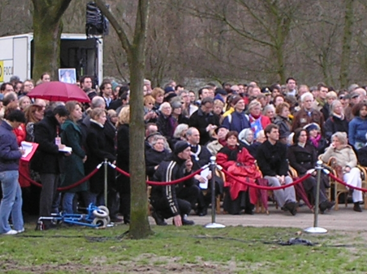 Theo van Gogh oosterpark Familie, vrienden en andere toeschouwers wachtend op de onthulling. 