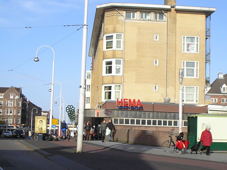  De Hema in de Linnaeusstraat (2007). De Hema in de Linnaeusstraat anno 2007. Als onderdeel van de bebouwing van het Polderweggebied gaat de Hema in de toekomst uitbreiden aan de achterkant. 