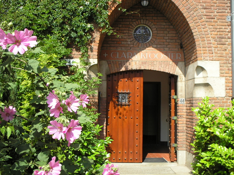  De ingang van het voormalige Claraklooster op het Linnaeushof. Het werd bewoond door de Zusters van het Arme Kindje Jezus. Anno 2006 bestaat het uit luxe appartementen.<br />(foto 2006 Jo Haen) 