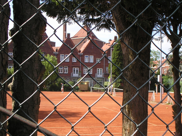  Het voormalig speelterrein op het Linnaeushof: nu een tennisbaan. <br />(foto 2006 Jo Haen) 