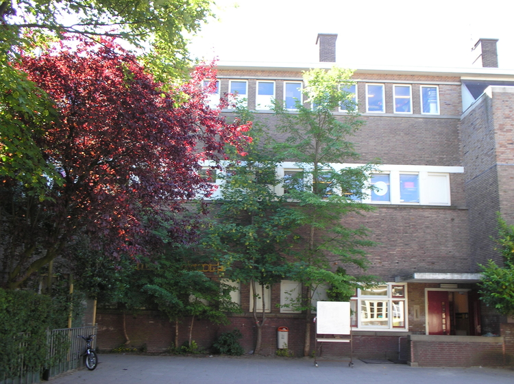  De voormalige jongensschool Sint Lidwinaschool op het Linnaeushof. Anno 2006 de R.K. Basisschool Sint Lidwina.<br />(2006 Jo Haen). 
