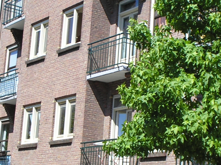 Balkon Transvaalstraat. Transvaalstraat. Vanaf een van deze balkons is de man misschien naar beneden gesprongen.<br />(2006) 