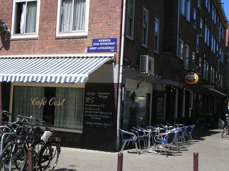 Cafe Oost Café Oost op het Krugerplein. (Foto: 2006 Jo Haen - Zilveren Jans was helaas niet aanwezig toen ik deze foto maakte). 