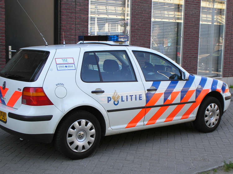 Politieauto Politieauto, geparkeerd bij het politiebureau in de Linnaeusstraat.<br />(2006) 