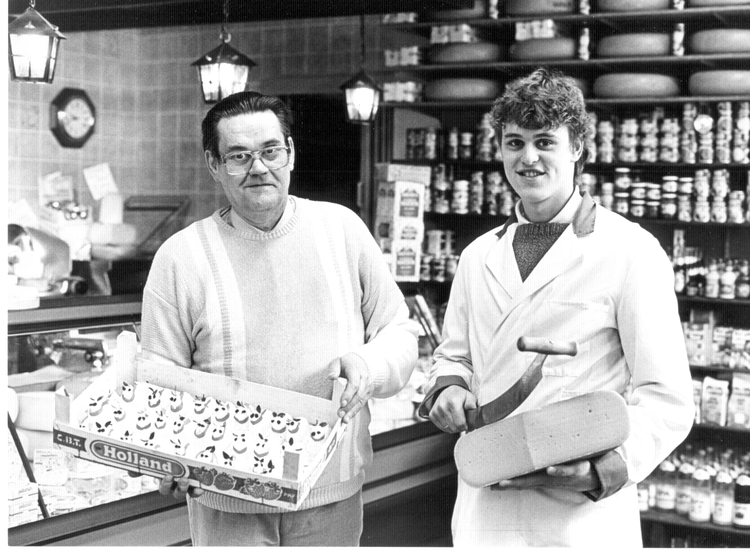 Gerard en Peter Rijkenberg Gerard Rijkenberg en zoon Peter samen in de zaak. (rond 1982) Gerard Rijkenberg en zoon Peter met paaslammetjes en een lekker stuk kaas (rond 1982). 