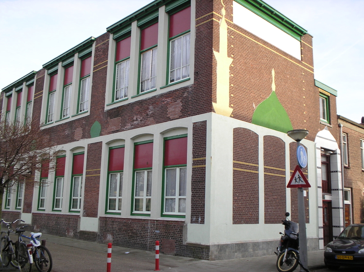 De school in de Bessemerstraat. Foto: Jo Haen 2006  Anno 2006 is het een moskee geworden.<br /> 