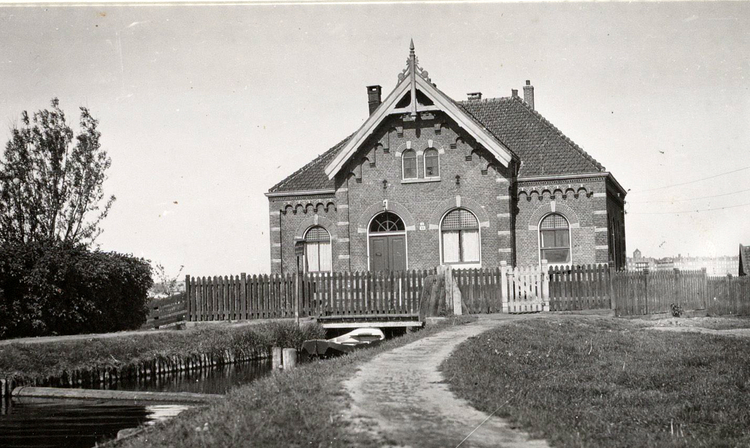 Gemaal van de Oeterwalerpolder (gebouwd in 1880) - 1922 .<br />Foto: Beeldbank Amsterdam 