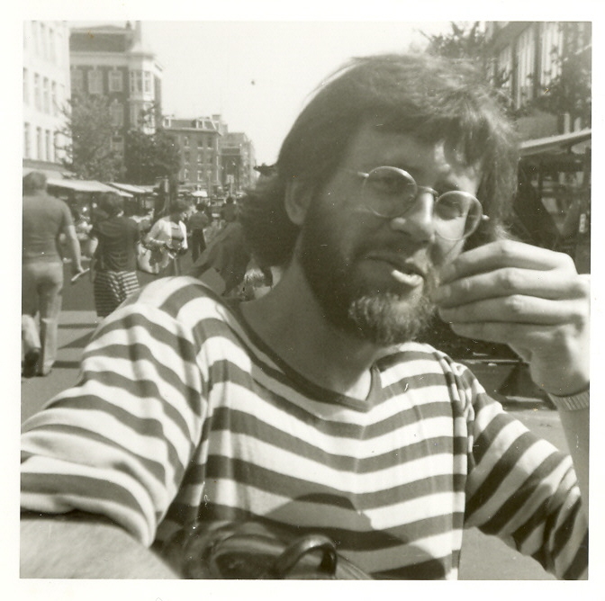 Met de pan op pad. Pieter Bol op de Dapperstraat. Foto:Ties Wijnen - 1977 