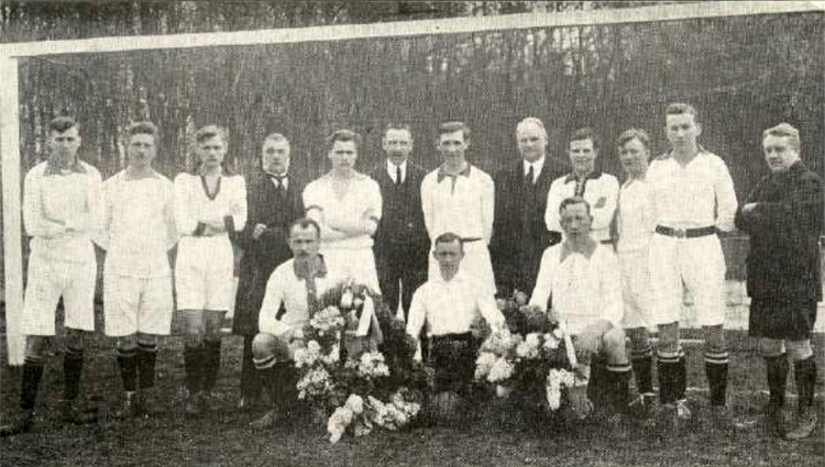 Kampioens elftal 4e klasse N.V.B. 1923 - 1924 Weet iemand toevallig de namen? Misschien komt deze foto in 1 van de jubileum - uitgaven voor. 