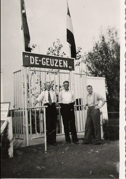  De drie heren bij het toegangshek van de Geuzen, met in het midden Dirk Nagtegaal. 