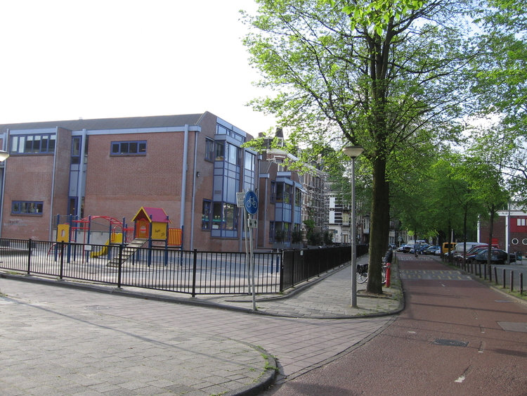 Montessorischool De 4e Montessorischool ‘De Pinksterbloem’ in 2006 op Weesperzijde 57, de plek waar de oude fabriek stond. 