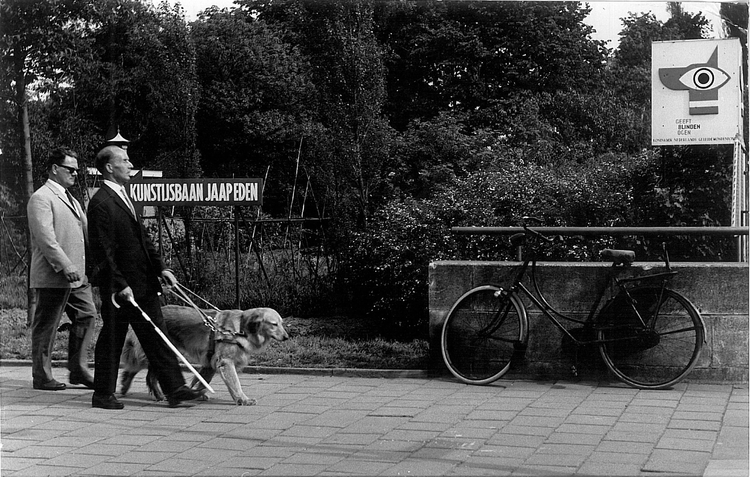 Jan van Dongen met een cliënt op de Middenweg vlakbij de school. De foto is uit de jaren 70. .<br />Foto; Kees Tinga 