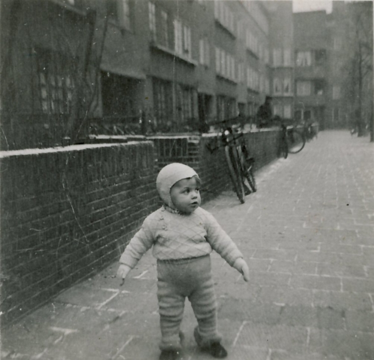  Ab Gobets als kleine jongen in de Danie Theronstraat, 1941. 