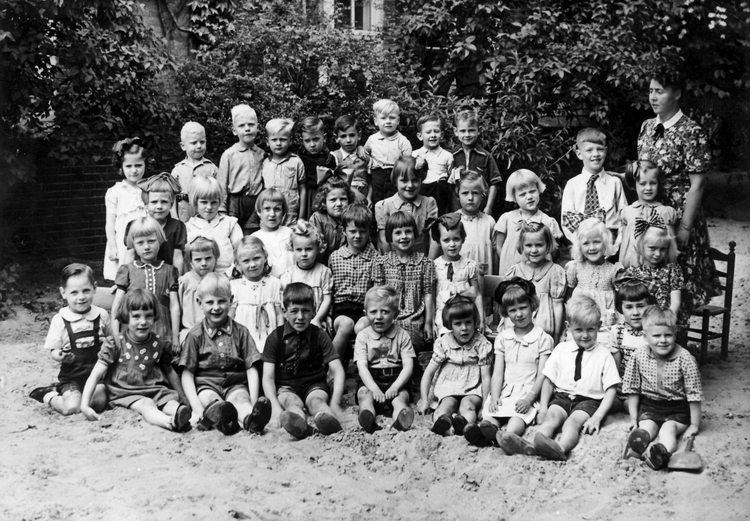 De school in de Joubertstraat rond 1945 met mij helemaal links en een waarschuwende juf Tulmus rechts .<br />Foto: Ab Gobets 