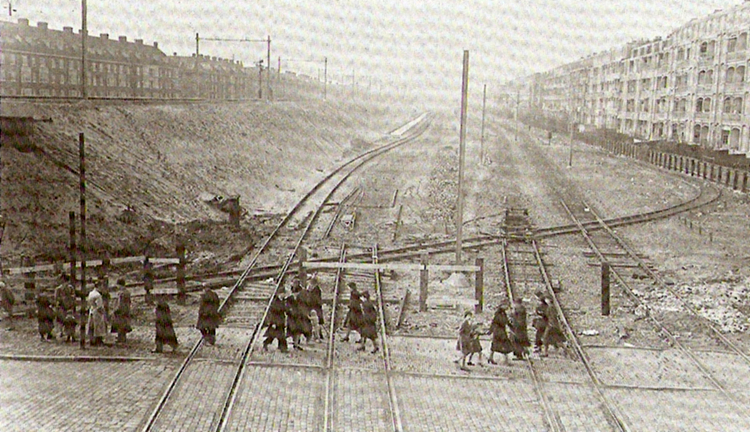 Links zijn al de spoordijk en het viaduct te zien.  