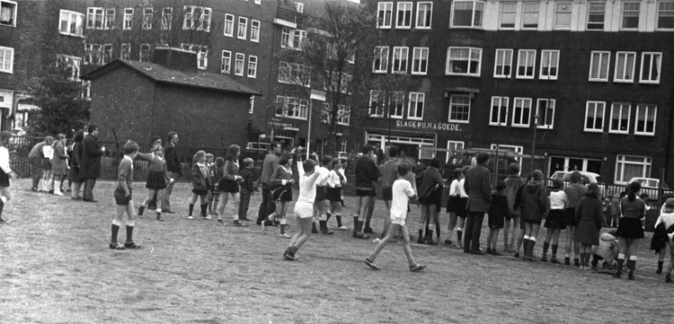 Gorontalostraat 21 - ± 1970 .<br />Foto: Joop Meintjens 