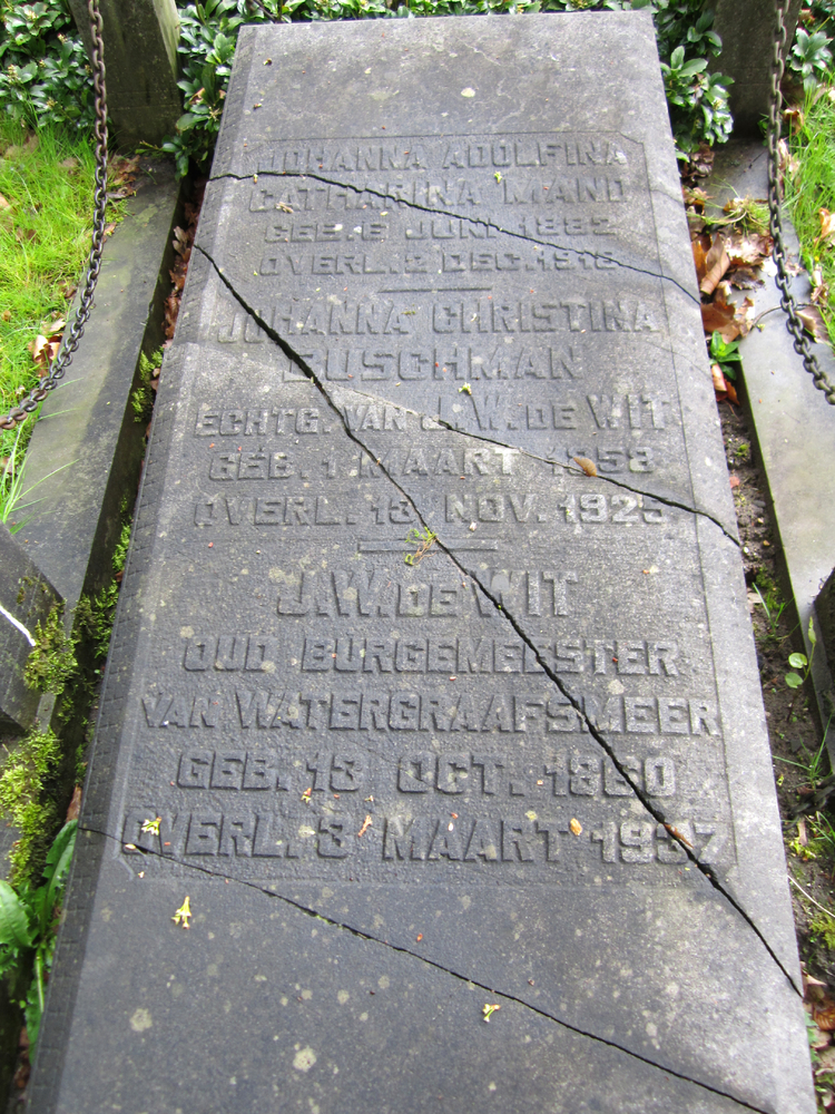 De grafsteen van J.W. de Wit, oud burgemeester van Watergraafsmeer. Jammer, dat de steen beschadigd is.  