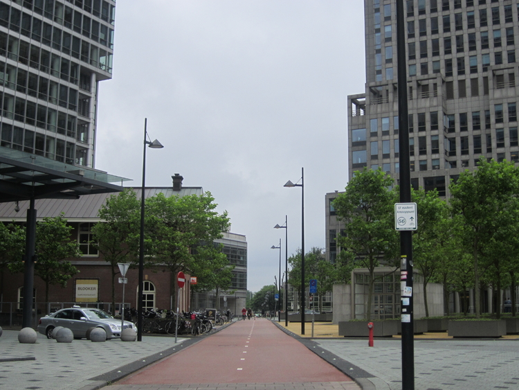 Het fietspad op de plek waar eens de Keulsche Vaart liep. Links de Breitnertoren en het Blookerhuisje. Rechts de Rembrandttoren. .<br />Foto: Jo Haen © 