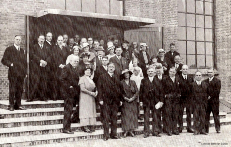 Klik rechts bovenaan op de foto en de foto wordt vergroot weergegeven. Dit geldt trouwens voor alle foto's bij het verhaal. De opening van de fabriek in 1934. Op de voorgrond staan: J.C. Doodeheefver (uiterst rechts), F. C. Doodeheefver (4e van rechts), P. J. Doodeheefver (5e van rechts) en H. P. Doodeheefver (6e van rechts). Het jongetje achter de rechterschouder van laatstgenoemde is zijn zoon, de latere kunstschilder Joop Doodeheefver.<br />Foto: collectie Bert van Eunen © 