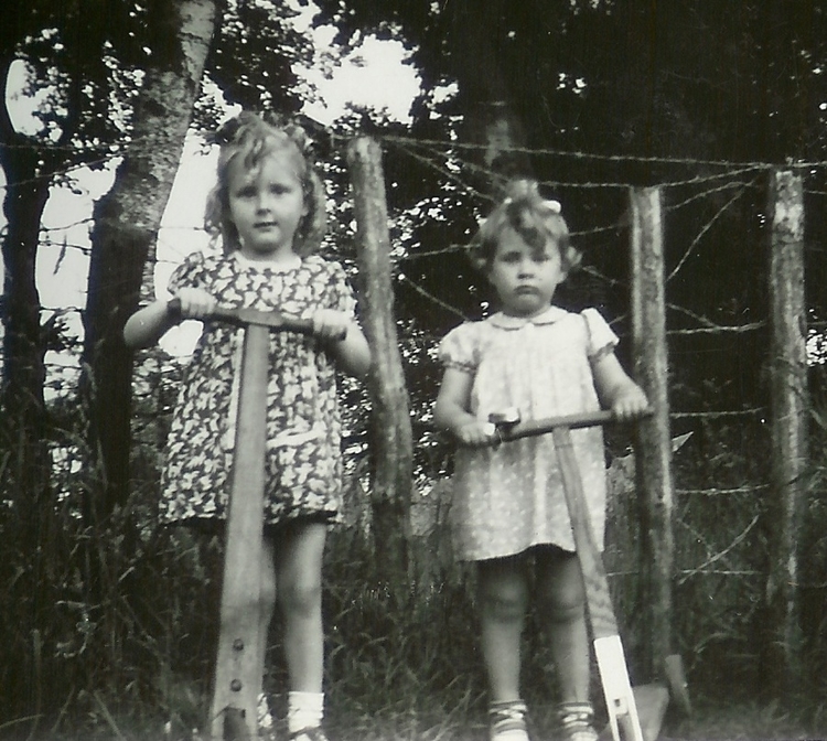 Groot meisje Yvonne (Vonnie) nog als klein meisje met haar vriendin Lottie (1951 