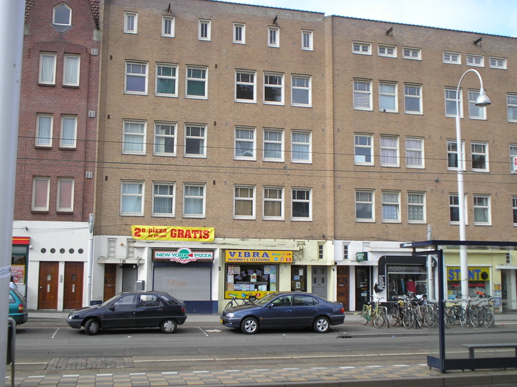  Boven deze winkels in de Linnaeusstraat had de vader van Rob de Nijs een rijschool.<br />(foto 2006 Jo Haen) 