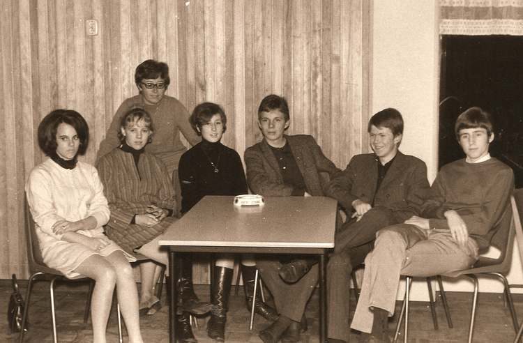 De allereerste jeugdraad 1967  <p>Vlnr: mej. A. Jonker, mej. M. van Schagen, mentor mej. C. van<br />
Vegten, mej. C. van Ginkel, dhr. H. Streur, dhr. R. Kaales en dhr. A.<br />
Dekker. Lees ook in de bovenstaande berichten het jeugdraad artikel van 18 oktober 2009. Foto: Roel Kaales</p>
