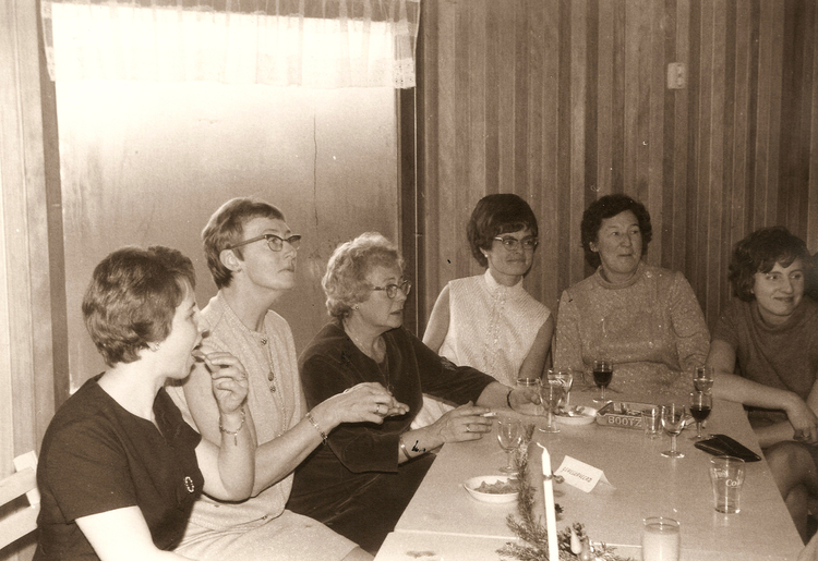Feest ter gelegenheid van de opening van de "nieuwe" kantine in 1967  <p>Vlnr: mevr. Aaf Vos, mevr. Greet Bakker, mevr. Bep Bonsink, mevr.<br />
Hazendonk (vrouw van trainer Joop Hazendonk), mevr. Jo Loopeker en<br />
mevr. Fie Meijer. Foto: Roel Kaales</p>