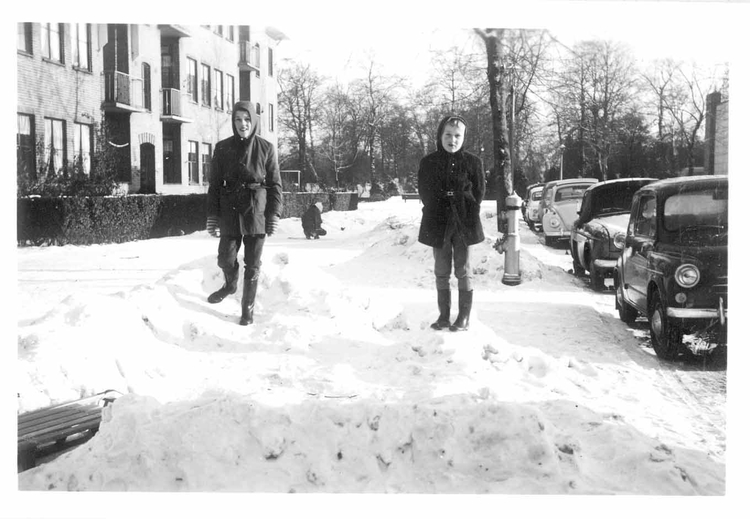  Spelen op de immense stoep voor de deur in de Pekelharingstraat, 1963. 