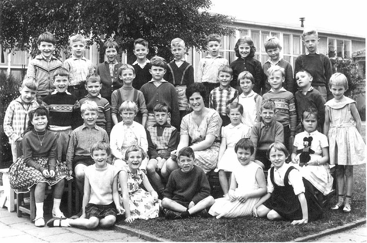  Klassenfoto 1960, Pieter Zeemanschool. Hans (Jan-Willems grote broer, geboren in 1953) is de tweede van links op de een-na-bovenste rij. De jongen in de (in die jaren erg polulaire) Noorse trui. 