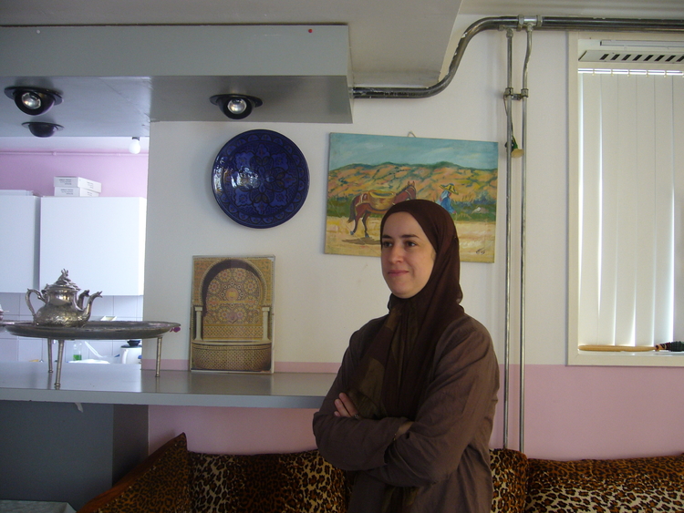 Habiba bij de OMVA Habina doet sinds 2003 vrijwilligerswerk bij de Organisatie Marokkaanse Vrouwen Amsterdam (OMVA). Dit is een van de ruimtes waar activiteiten plaatsvinden, onder andere computerles en Het Geheugen van Oost. 