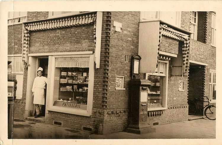 Banketbakkerij Maison Haen - ± 1935  <p>.<br />
<em>Klik rechts bovenaan op de foto en de foto wordt vergroot weergegeven.</em><br />
Foto: Jo Haen ©</p>