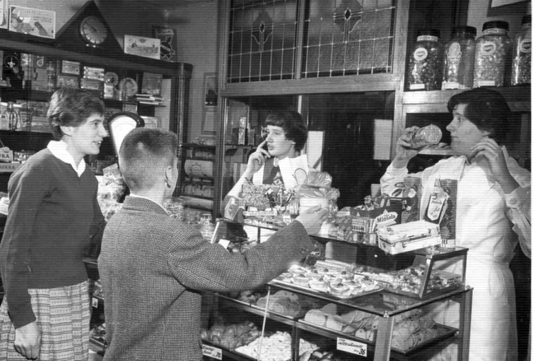 Winkel Maison Haen - 1958  <p>.<br />
<em>Klik rechts bovenaan op de foto en de foto wordt vergroot weergegeven.</em><br />
Foto: Jo Haen ©</p>