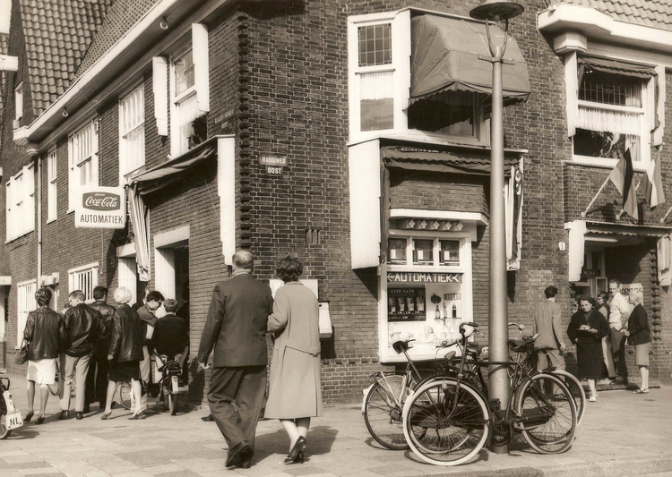 Automatiek- en Cateringbedrijf Gebrs. Haen - ± 1975  <p>.<br />
<em>Klik rechts bovenaan op de foto en de foto wordt vergroot weergegeven.</em><br />
Foto: Jo Haen ©</p>