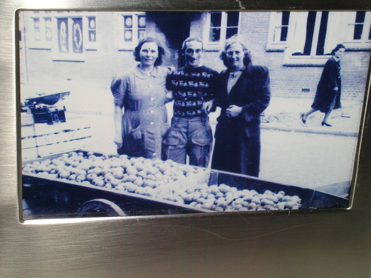 Hakkie Meents Hakkie Meents met zijn venterskar in de Ben Viljoenstraat.<br />Hartog (bijnaam; Hakkie) Meents met rechts (op de foto) zijn vrouw Louise (die iedereen kende als Wiesi) en links een tante. Tante Rieki Grotengoed.<br />Bron: Jaap Meents. 