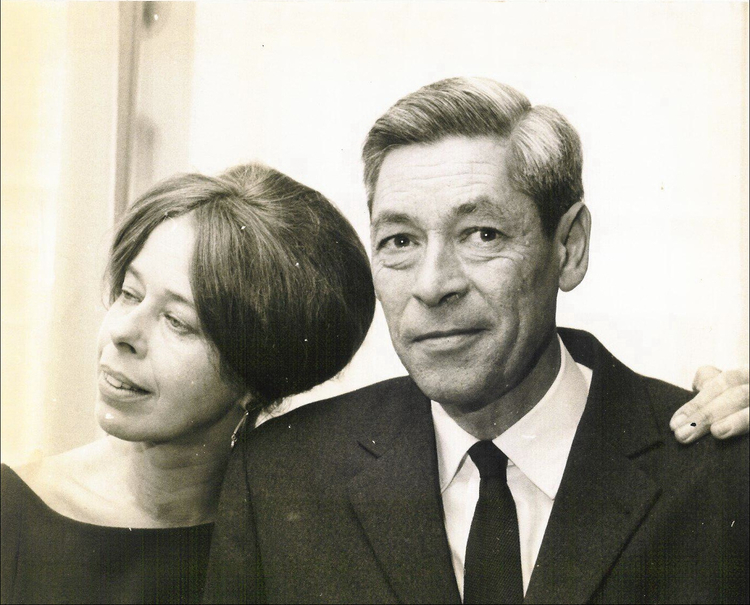  Dokter Handl op zijn afscheidsreceptie in 1966 met zijn vrouw die verpleegster was en hem in het begin hielp in zijn praktijk. Dokter Wong nam zijn praktijk over. 