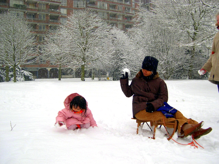 Hasti Piek dochter met moeder met sneeuwbal 