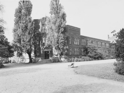 De HBS bij het Oosterpark. De 3e Hogere Burgerschool aan de Mauritskade. Rechts: toegangshek naar het Oosterpark. Bron: Beeldbank, Stadsarchief Amsterdam. 