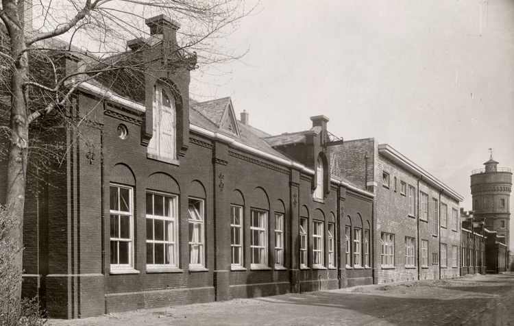 8ste Hogere Burgerschool in de voormalige Oostergasfabriek - .<br />Foto: Beeldbank Amsterdam 