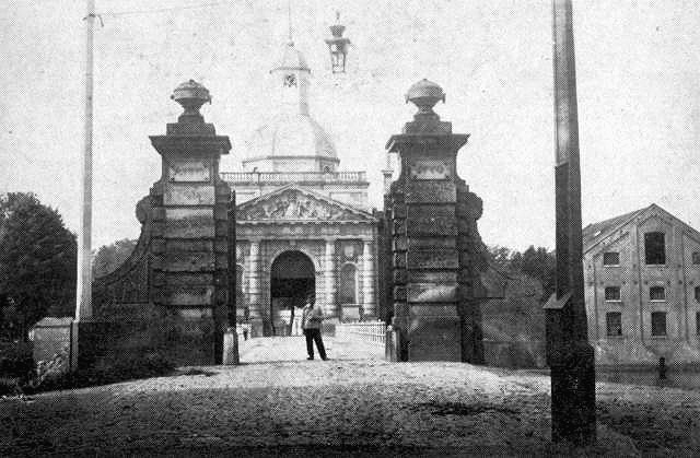  Alwin Müller stuurde een foto waarop de poort te zien toen hij nog als voorpoort bij de Muiderpoort stond. 