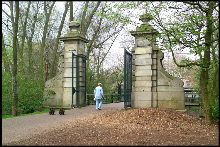 De ingang naar het Flevopark. Links en rechts de toegang naar de Joodse begraafplaats.  