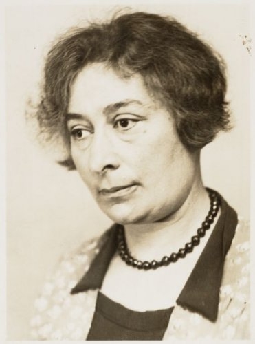 Hélène van Meekren Helene van Meekren (1881-1943),  Journaliste bij Algemeen Handelsblad (1905). Bron: Beeldbank, Stadsarchief Amsterdam. 