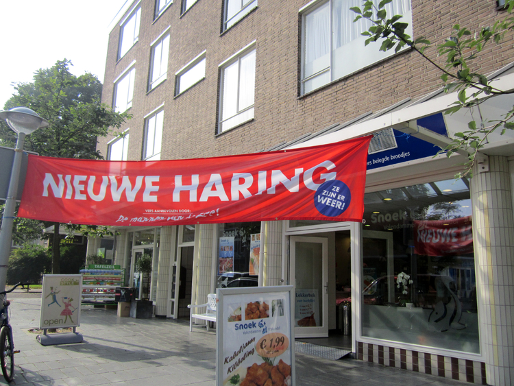 De nieuwe winkel in de Helmholtzstraat. - 2012 .<br />Klik rechts bovenaan op de foto en de foto wordt vergroot weergegeven.<br />Foto: Jo Haen © 