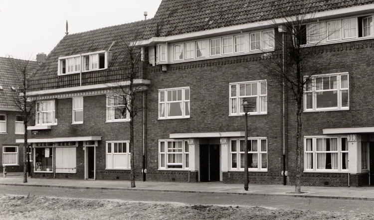 Helmholtzstraat 37 - 1945 .<br />Foto: Beeldbank Amsterdam 