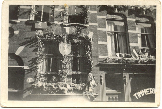  Het huis op nummer 116 waar opa woonde, versierd vanwege de bevrijding 1945. Onder de woning was de zadelmakerij. 