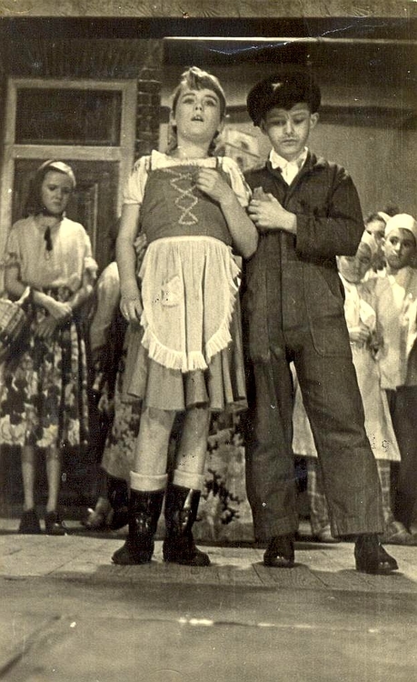  Peter Hendriks met Anneke Muller, de hoofdrolspelers van het toneelstuk ‘Jan Lustig’ dat werd opgevoerd bij het afscheid van de school, 1950. De hoofdrolspelers van 'Jan Lustig', Peter Hendriks en Anneke Muller, 1950. 