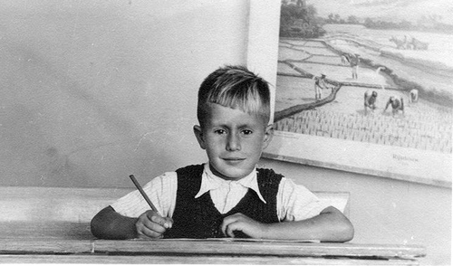 Henk Vittali in de eerste klas  van de Sumatraschool, medio 1947.  