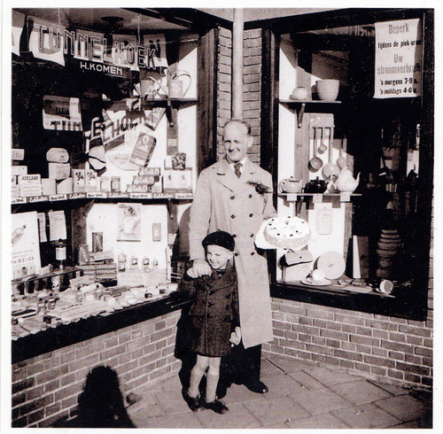 Henk met zoon Gerbrand - 1949 .<br />Foto: Familie Komen 